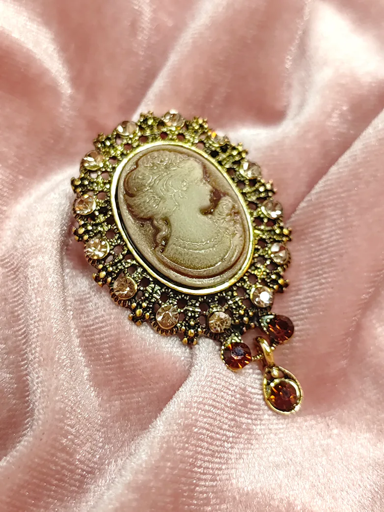 Victorian Queen Brooch - Image 3