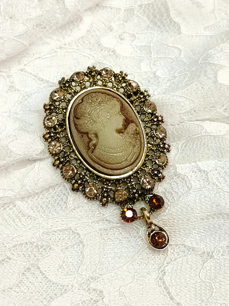 Victorian Queen Brooch - Image 5
