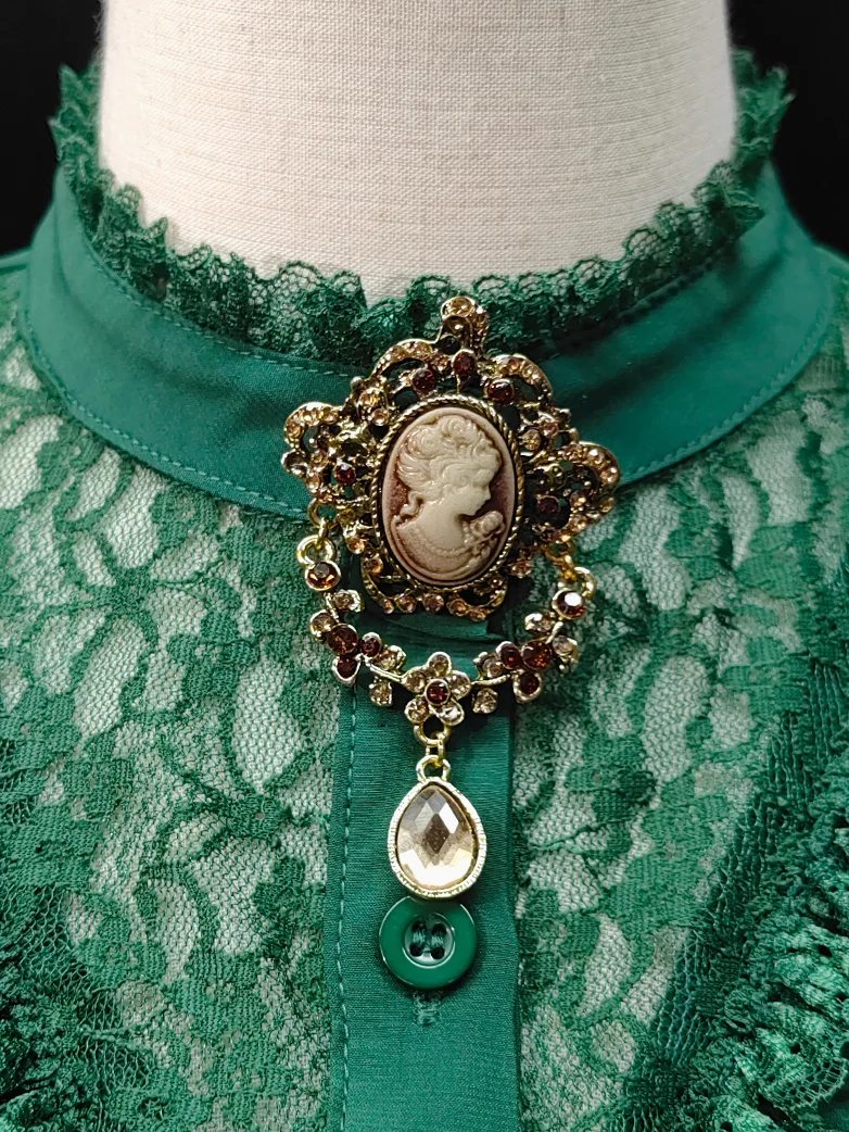 1850s Victorian Queen Brooch - Image 3