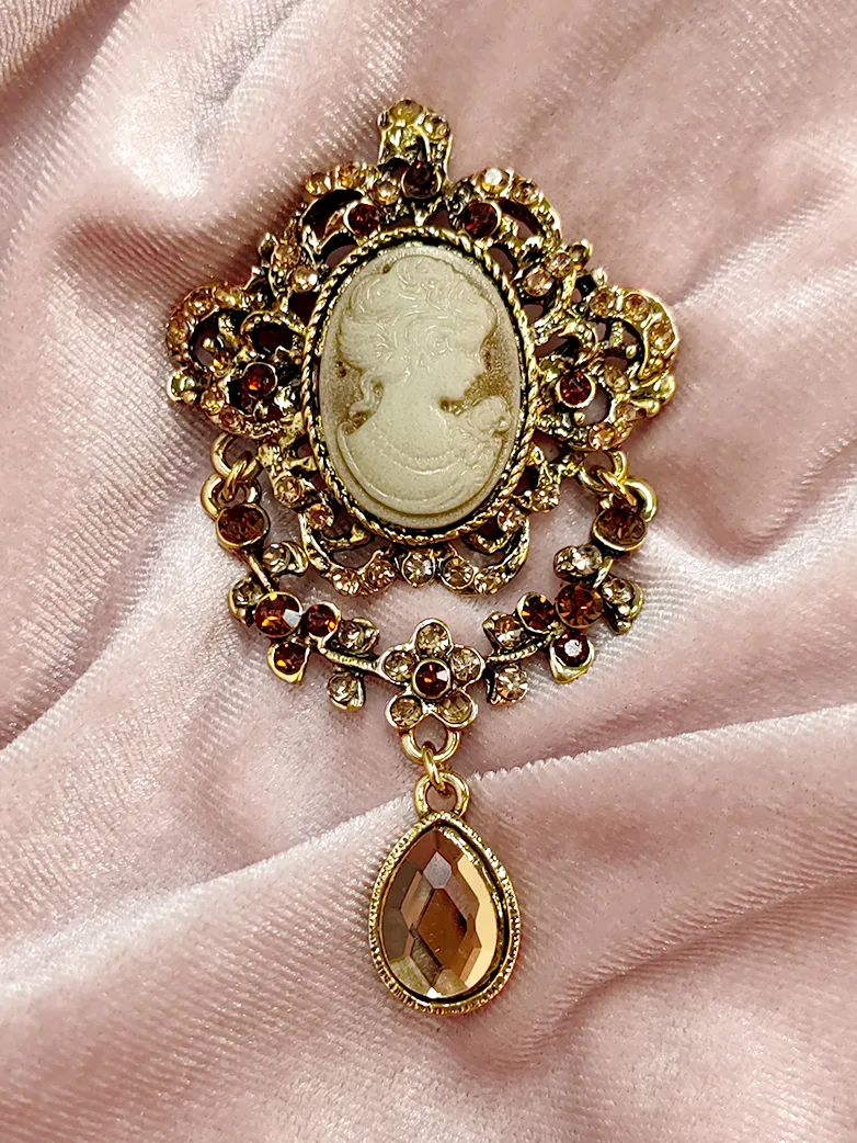 1850s Victorian Queen Brooch - Image 4