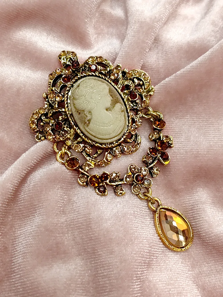 1850s Victorian Queen Brooch - Image 5