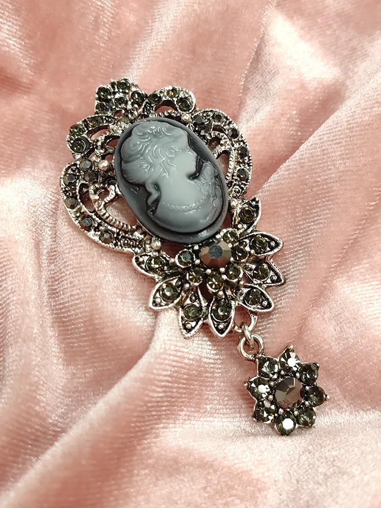 1850s Victorian Queen Brooch - Image 5